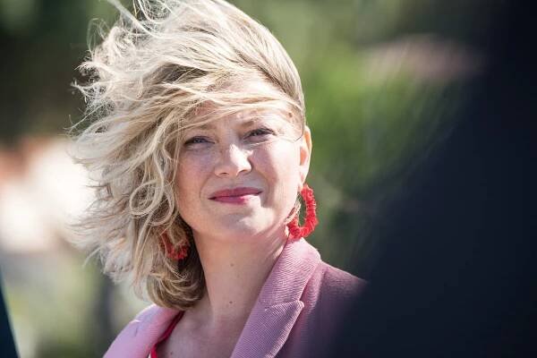 Policajtka Barbie - Souvent le feu éteint dort sous la cendre - Z filmu - Cécile Bois