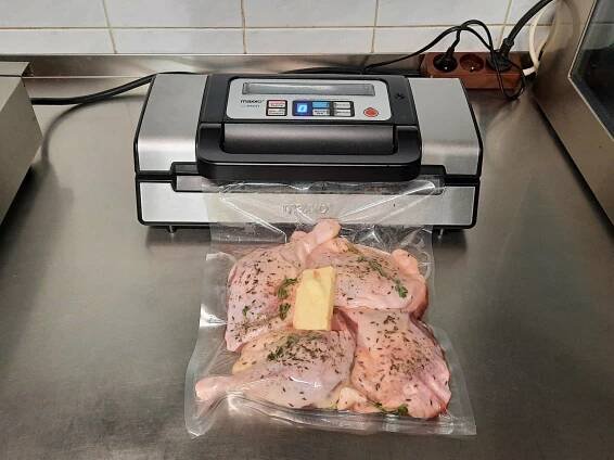Vakuování kachních stehen sous vide