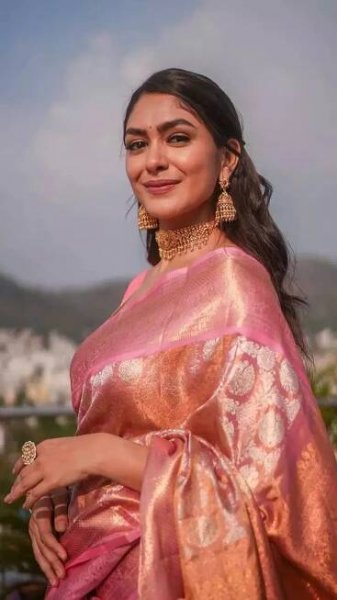 Mrunal Thakur’s elegant looks set new fashion goals