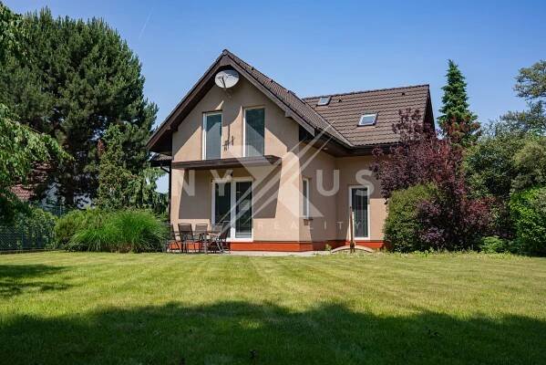 Prodej domu 5+kk - 174 m⊃2;, pozemek 869 m⊃2;, garáž, Lišická, Praha 9 - Újezd nad Lesy | Nyxus reality s.r.o.