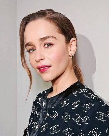 Emilia Clarke Honestly Shares Her Story About Losing a Part of Her Brain and Experiencing Awful Pain / Bright Side