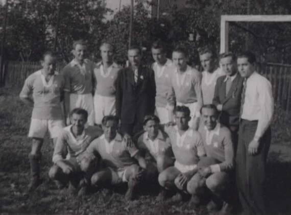  Fotbalové mužstvo v nuceném nasazení… uprostřed lágrfýra