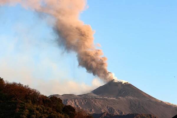 Erupce Etny: Kouř je vidět na kilometry, turisté utíkají do bezpečí