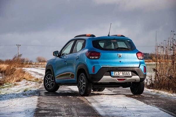 Test Dacia Spring: Elektrický trabant z Číny je čtyřmístné auto za cenu baterie Škody Enyaq iV