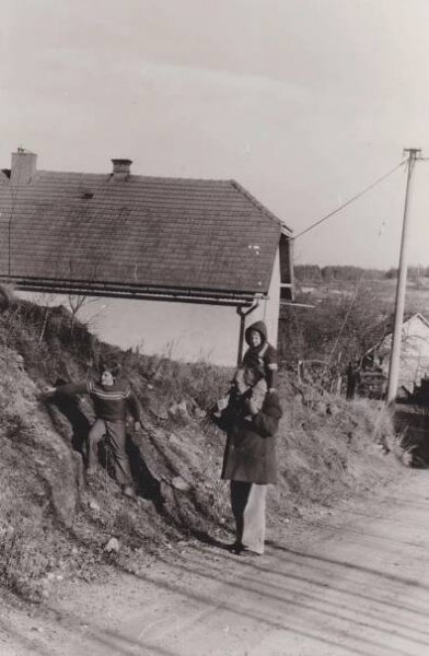 Foto z rodinného alba. Sergej Machonin s dětmi v Dolním Městě