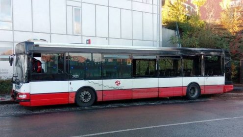 V Jinonicích shořel městský autobus. Cestující se zachránili