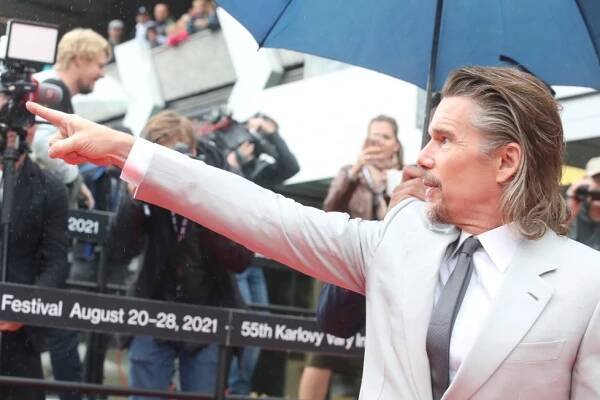 VIDEO: Johnny Depp a Ethan Hawk ve Varech: Hollywoodské hvězdy na červeném koberci!