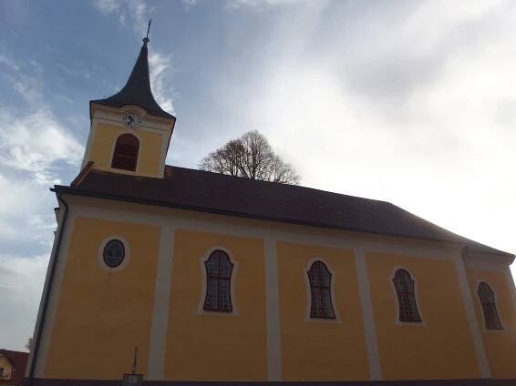 Soubor:Saint John of Nepomuk church in Hlavňovice 09.jpg