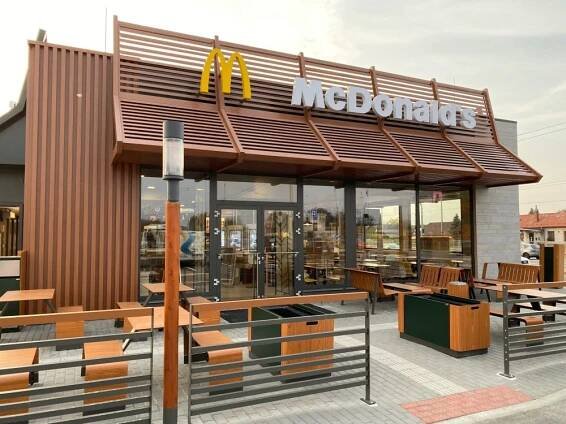 Zákazníci McDonald’s si konečně dopřejí burger na místě. Hygiena znovuotevřených restaurací bude na špičkové úrovni - Tojesenzace.cz