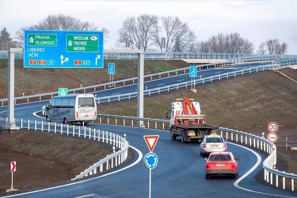 Největší letošní nový kus dálnice: Pokračování D11 měří 22 km, za Poláky ale zaostává