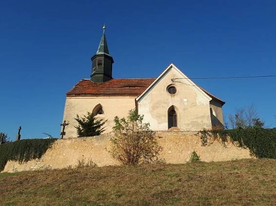 Raně gotický kostel sv. Václava na Chvojínku je krásnou ukázkou venkovské kostelní architektury | Střední Čechy