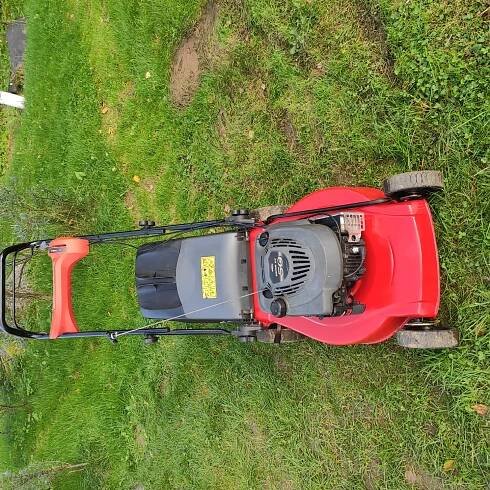 Prodám velmi zachovalou a zcela funkční sekačku Mountfield s pojezdem, silným a spolehlivým motorem Biggs Stratton, záběr nože 50 cm, nový olej, nový filtr, nová svíčka, sekačka startuje na první zatažení - InzerceTrinec.cz