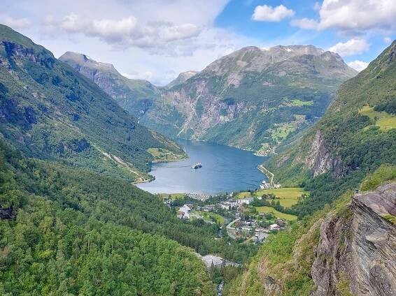 Fjord Geiranger obklopují nádherné hory a krásná příroda