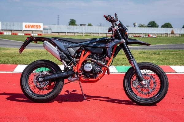Beta RR 125 4T Motard R - Black E5+ - záruka 2 roky (NOVÁ, 2026), 134.900 Kč