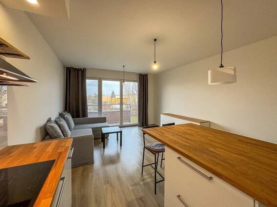 Pronájem bytu 2+kk s balkonem a garážovým stáním, Hlučkova 881/3, Praha 9 | Matouš Kozumplík - realitní makléř