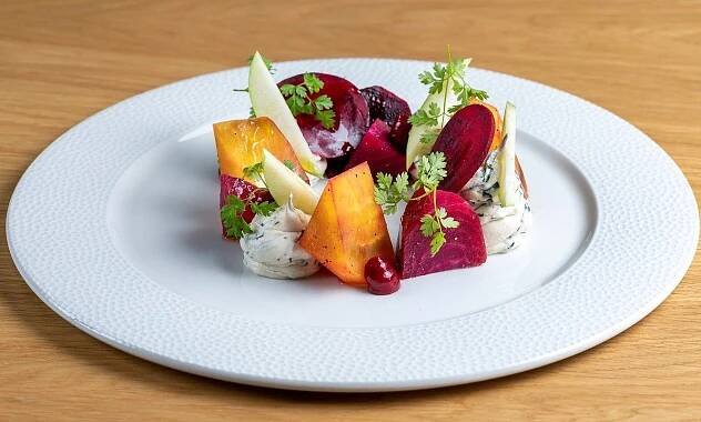 Variace barevné řepy s krémovým bylinkovým sýrem, jablky a gelem z třešňového sirupu
Colorful beetroot variation with creamy herb cheese, apples and cherry gel