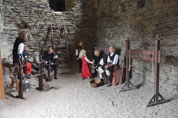 Oživlý středověký hrad Bezděz - Bezděz