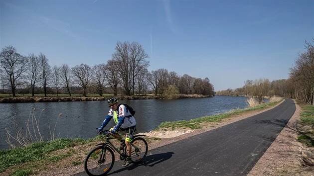 Asfaltku od Hradce Králové do Vysoké využívají už tisíce bruslařů i cyklistů (3. dubna 2019)