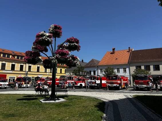 Hasiči v Sušici slavili ve velkém, ohromili vodní fontánou i spanilou jízdou