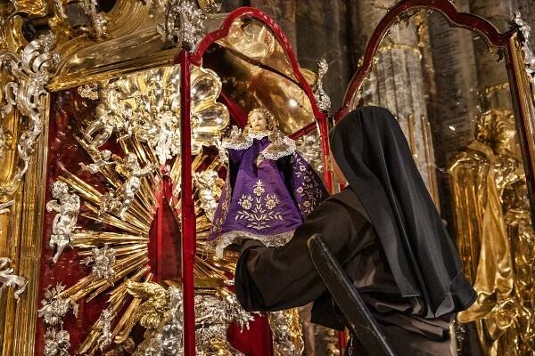 Obrazem: Pražské Jezulátko se vysvléklo, oblékne se až po půlnoční mši