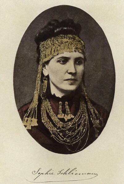 zu: Schliemann, Heinrich Altertumsforscher 1822–1890. Sophia Schliemann, geb. Kastromenou (1852–1932); ab 1869 zweite Ehefrau Schliemanns. Sophia Schliemann mit Goldschmuck aus dem großen Schatzfund von Troja. Photographie, spätere Kolorierung.