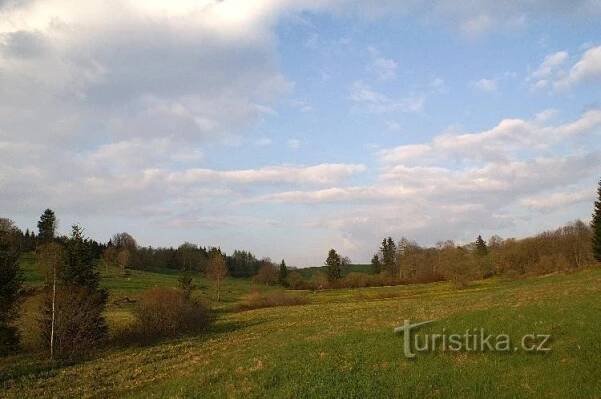 pohled do krajiny od kostela: krásná jarní krajina kolem Pohoří na Šumavě