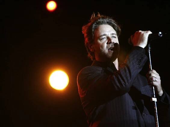 Zpívající herci: Keanu Reeves předskakoval Bon Jovi, Joe Pesci od hudby zběhl k herectví, Russell Crowe zapěje ve Varech - Expres FM