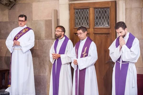Pohřeb otec Jan Kabeláč 2015 | Farnost Brno - Židenice u kostela sv. Cyrila a Metoděje