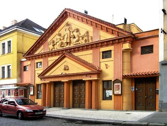 Soubor:Braník theatre, Prague.jpg – Wikipedie