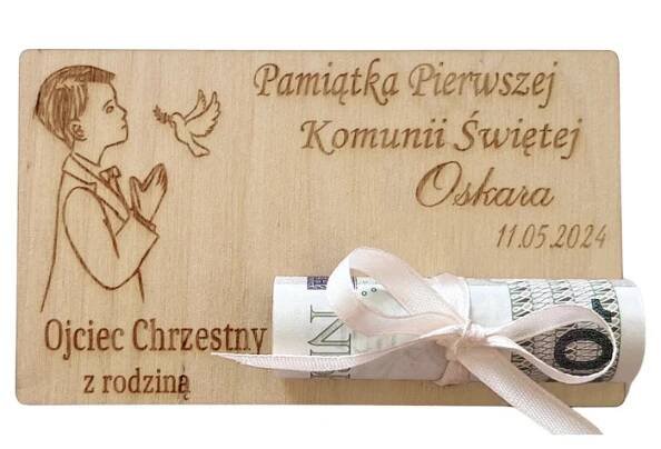 PAMÁTKA SVATÉHO PŘIJÍMÁNÍ KARTIČKA ze dřeva na PENÍZE s jménem GRAVÍROVÁNÍ