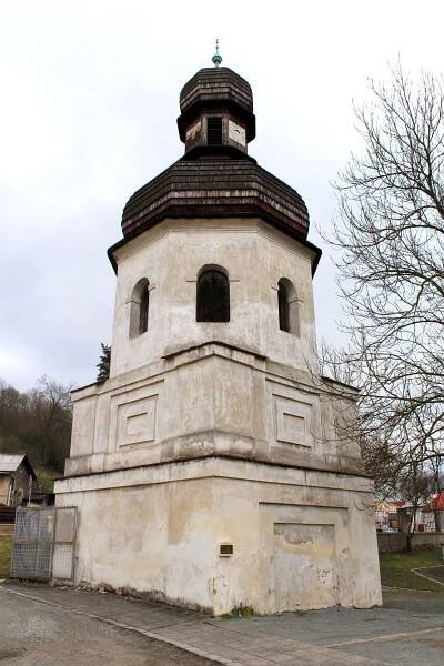 Soubor:Debř, kostel sv. Barbory zvonice 2.jpg