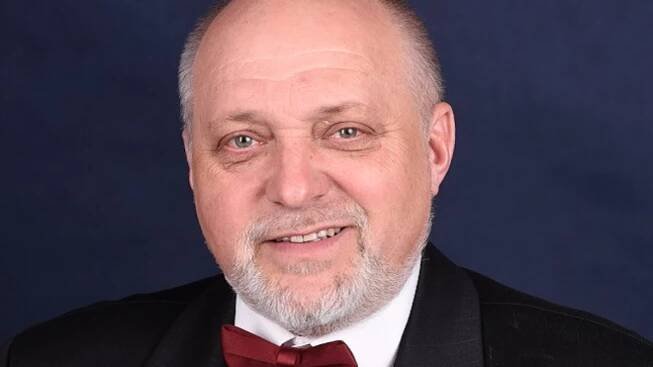 Překračování žánrů mě baví. Tenorista Jan Ježek slaví šedesátiny