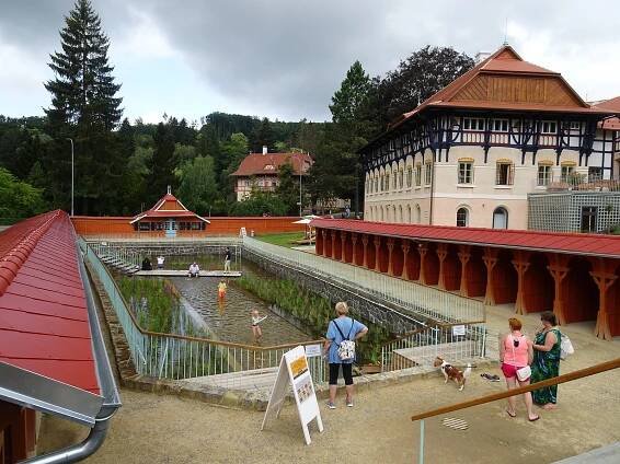 Soubor:Luhačovice, Sluneční lázně, plovárna (4).jpg