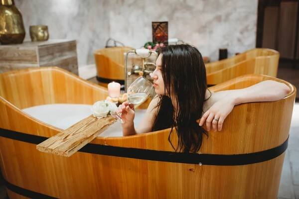 Regenerační koupele - růžová, bylinná nebo pivní koupel