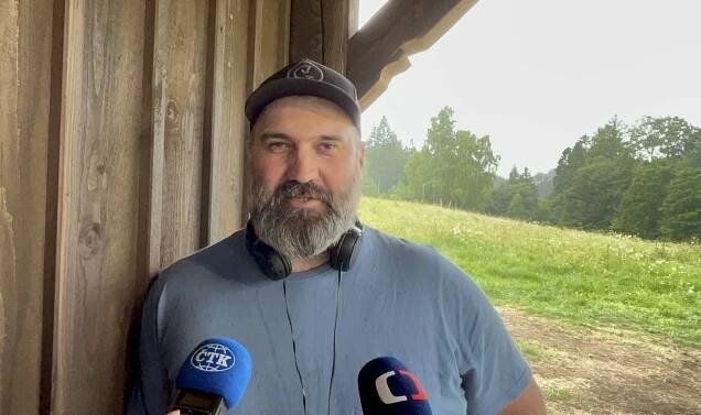 Filmaři postavili v Krušných horách kostel. Vzniká tam detektivní série Hec