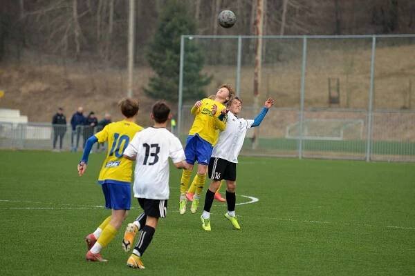 Mladí fotbalisté Zlína (žluté dresy) si v 19. kole Moravskoslezské žákovské ligy poradili s Karvinou po výsledku 4:1.
