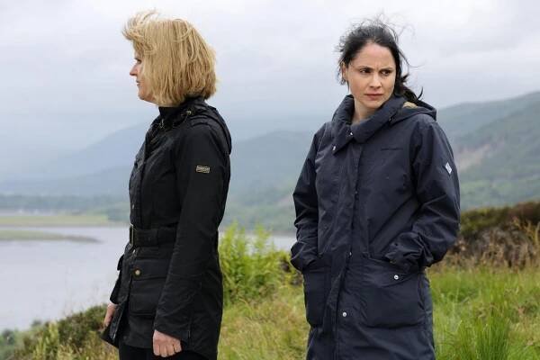 The Loch - Episode 1 - Z filmu - Siobhan Finneran, Laura Fraser