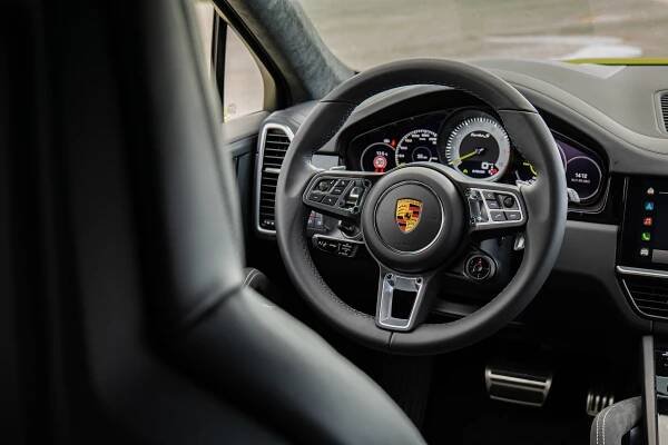 Porsche Cayenne před 21 lety předběhlo dobu. Dodnes je ideálním luxusním SUV pro milovníky značky