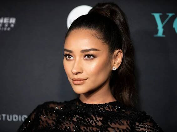 Shay Mitchell Kept Some of Emily’s Clothes from “Pretty Little Liars”
