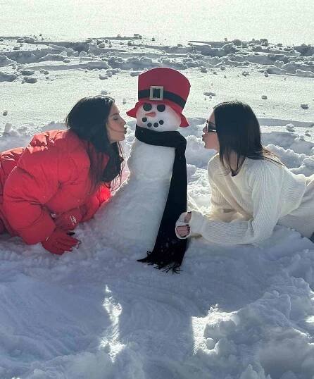Kim Kardashian Shares Her âFave Picsâ of Her and Sister Kendall Jenner