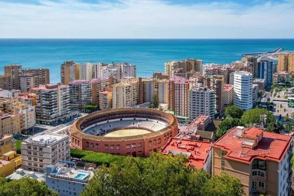 Letecký pohled na Plaza de Toros La Malagueta (býčí aréna) - Malaga, Andalusie, Španělsko — Stock obrázek