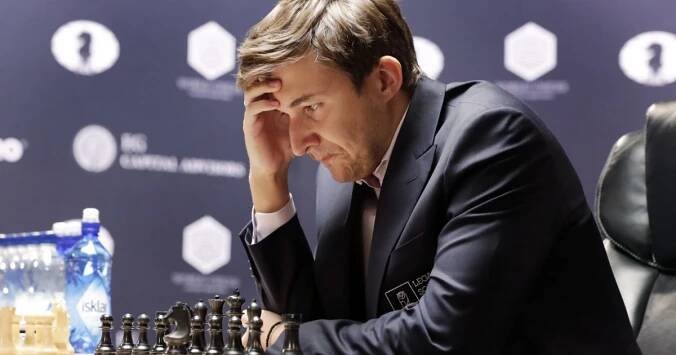 Ruský šachista Karjakin dostal od mezinárodní federace půlroční distanc, schvaloval invazi