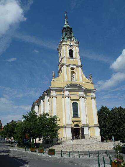 Soubor:Szekszárd, Belvárosi katolikus templom.jpg – Wikipedie