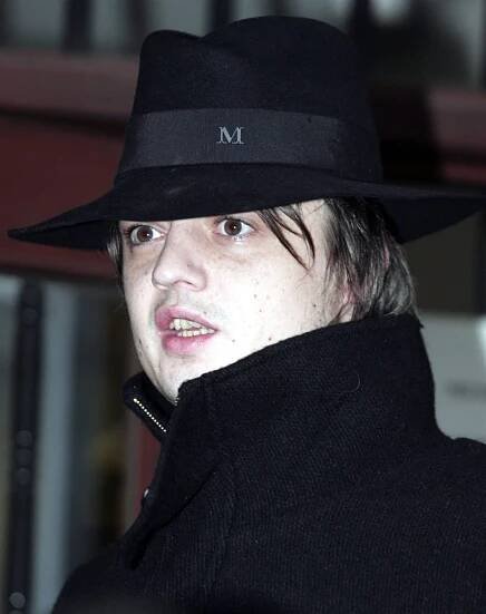 Rocker a ex Kate Mossové Pete Doherty po letech na kokainu: Z vyhublé trosky prošedivělý cvalík!