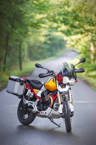 Univerzální a stylové enduro, které vás vyveze stejně dobře do hor jako na kafe. Vyzkoušeli jsme nejnovější Moto Guzzi!