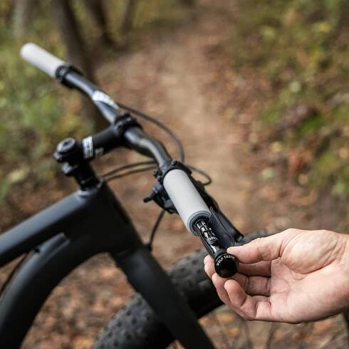 Wolf Tooth Encase a jeho řešení, jak uložit náhradní potřeby ke kolu do řídítek.