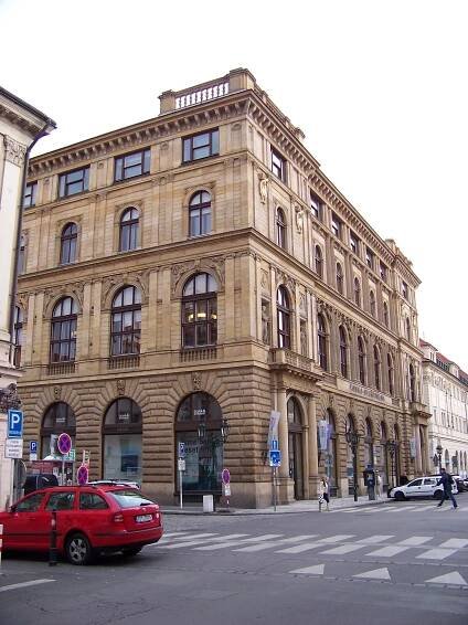 Okázalý palác pod rudou vlajkou. Místo bankéřů sem mířili příznivci Klementa Gottwalda (†57). Kde stálo...