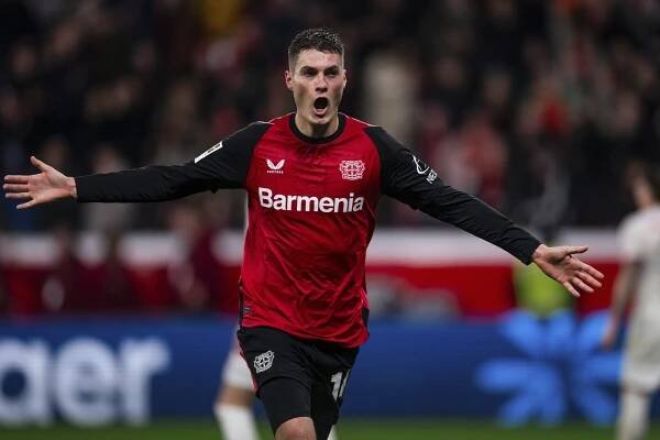 Český futbalista Patrik Schick strelil štyri góly pri víťazstve Bayeru Leverkusen nad Freiburgom 5:1 v...