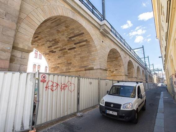 Opravený Negrelliho viadukt ničí sprejeři. SŽ najme hlídače, jinde graffiti objednala
