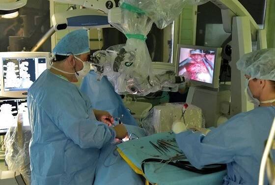 Operatér Tomáš Hosszú z hradecké neurochirurgie operuje metodou MIDLIF...